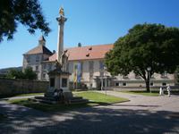 Blick zur Hofburg der Stadt, im Vordergrund die Jahrtausendsäule