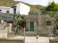 aus grünem Tuffstein gebaut