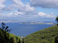 Blick über Procida zu Kap Misen zum Vesuv (ganz hinten rechts) 