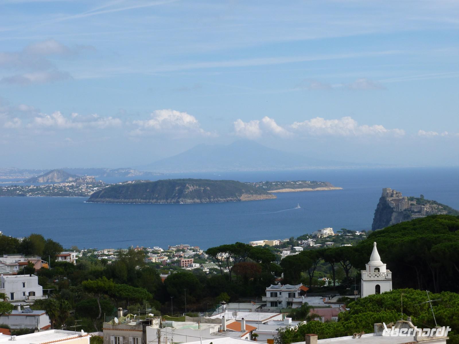 Vivara, Procida und dahinter der Vesuv