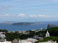 Vivara, Procida und dahinter der Vesuv