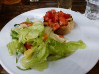 Typisch: Bruschetta und Salat