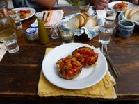 Wasser, Wein und Bruschetta