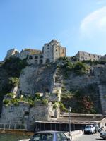 vor dem Castello Aragonese