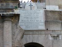 Tafel am Eingang zum Colloseum