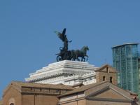 Antike Baukunst im Kontrast zum modernen Stil (rechts gläserner Fahrstuhl)