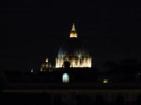 Die beleuchtete Kuppel des Petersdomes vom Hotel aus fotografiert
