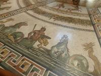 mit Mosaiken gefliester Fußboden