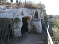 Nekropolen und Höhlenbehausungen