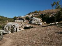 Nekropolen und Höhlenbehausungen