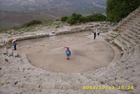 RL Ingrid testet mit Gesang die Akkustik im Theater