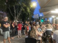 54 Personen warteten an der Pizzeria auf einen Platz..