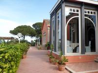 Gleiche Villa mit Eingang und Restaurant