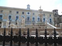 der Schambrunnen mit Rathaus, in Palermo