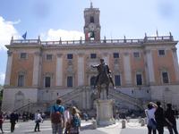 Kapitolsplatz mit dem Palazzo dei Senatori und dem Reiterstandbild des Kaisers Markus Aurelius