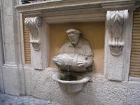 ... einer der zahlreichen Trinkwasser-Brunnen ...