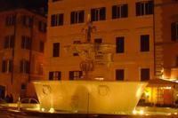 Rom bei Nacht (Springbrunnen mit antiken Wannen aus den Caracalla-Thermen)