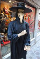 Einst der Schutz vor der Pest - später trug man es zum Karneval