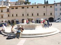 Am Brunnen vor der Hl.Klarakirche in Assisi
