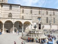 Brunnen vor der San Francesco Kathedrale in Perugia