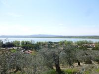 Blíck auf den Trasimenosee beim Aufstieg zur Stauferburg