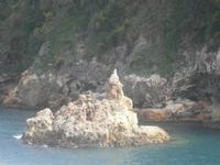 Kleine Meerjungfrau vor Vulkano