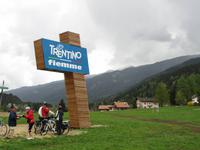 Am Biathlonstadion in Tesero