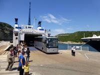 Bonifacio - Bus fährt vom Schiff