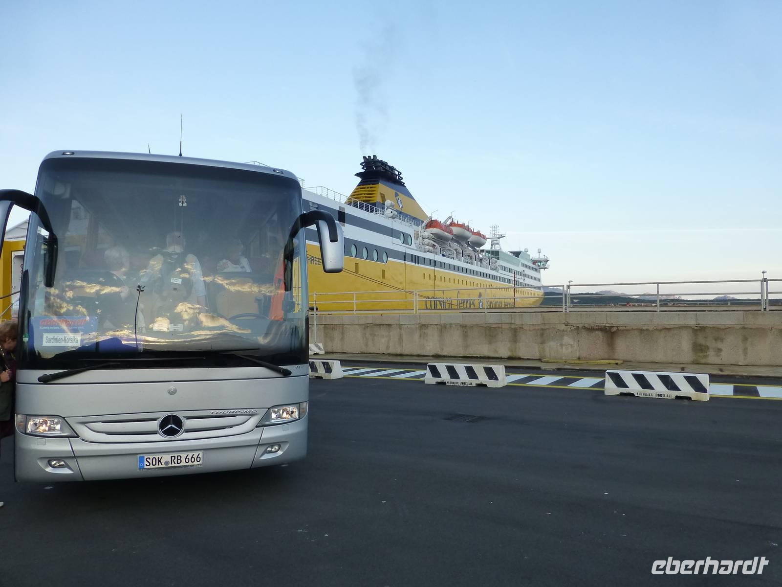 Golfo Aranci - Bus mit Mega Express Three