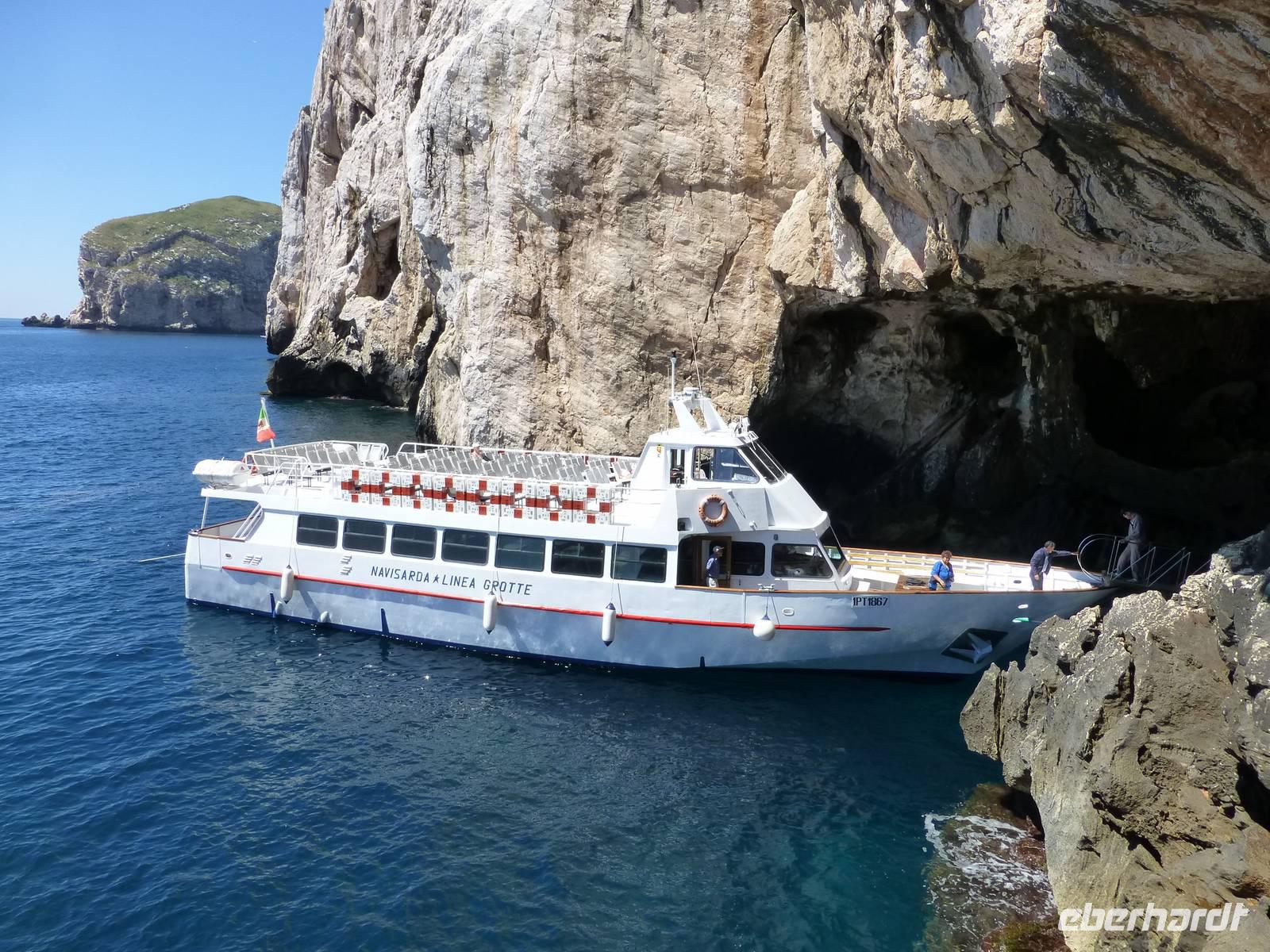 unser Boot am Eingang zur Neptunsgrotte