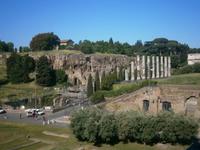 Blick vom Colloseum zum Palatinhügel