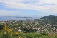 Blick über Ischia bis zum Vesuv in der Ferne