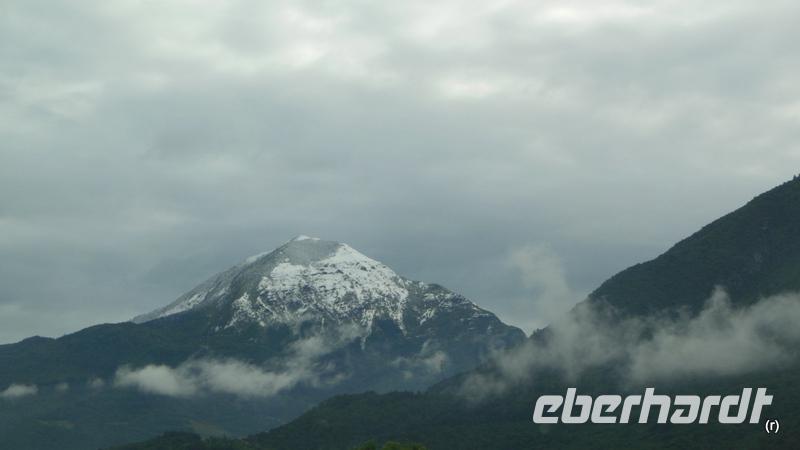 Neuschnee iauf den Gipfeln in Südtirol auf dem Heimweg 
