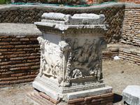 25.05.2013 Opfersäule Ostia