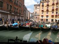 Parade der Gondeln in Venedig