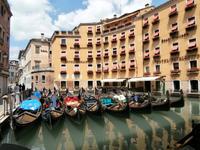 Parade der Gondeln in Venedig
