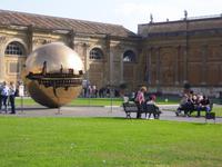 im Hof der Vatikanischen Museen