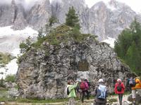 Felsen mit Gedenktafel 