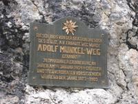 Adolf-Munkel-Weg am Fuß der Villnösser Geisler Spitzen entlang