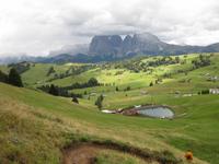 Blick über die Seiser Alm zum Langkofel und zum Plattkofel