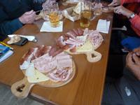 Jause in der Piz Boé Hütte 