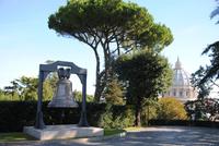 Milleniumglocke in den Gärten des Vatikans und Blick auf die Kuppel Petersdom