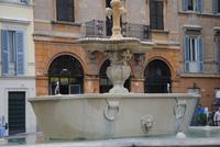 Antike Badewanne zum Brunnen umfunktioniert - nähe Campo di Fiori