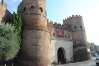 Stadttor mit Teilen der Aurelianischen Stadtmauer