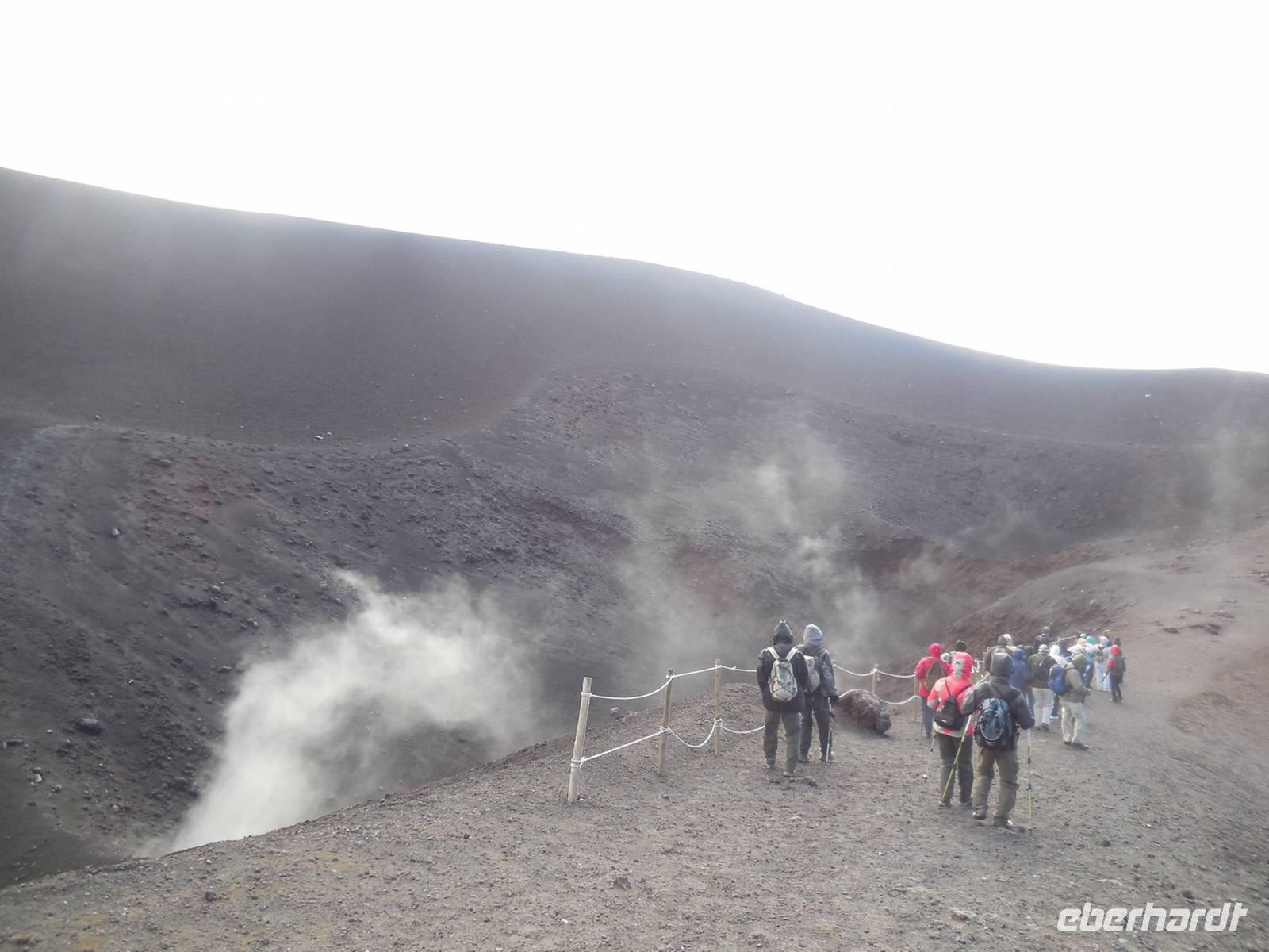 der kleine Südost-Krater raucht immernoch
