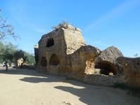 Grabmäler in der alten natürlichen Stadtmauer