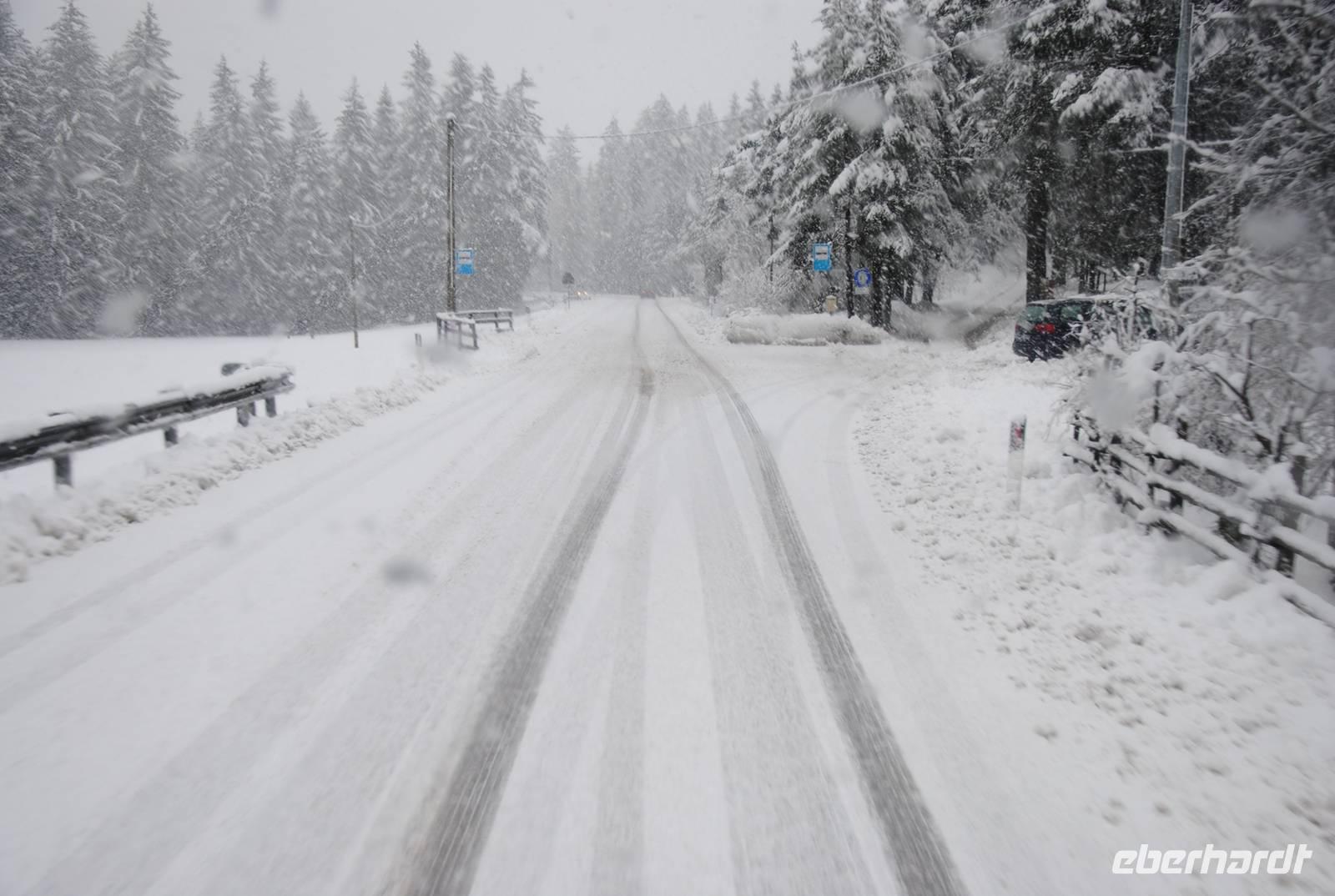 Winterliche Straße auf dem Weg zur Wallfahrtskirche Maria Weissenstein