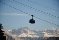 Bahn von Bozen nach Oberbozen schwebt über die Oswaldpromenade hinweg