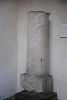 Mithrasstein (römischer Altarstein) im Innenhof des Rathauses von Sterzing