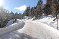 Verschneite Staßen auf dem Weg zum Sellapass